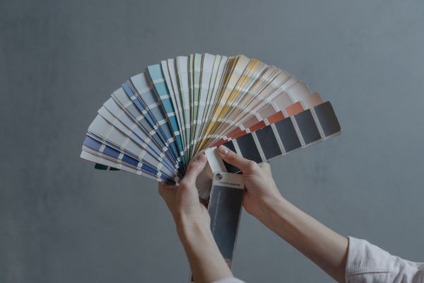 Comment choisir la bonne palette de couleurs pour agrandir visuellement une pièce ?