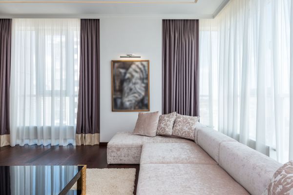 Comment choisir les bonnes rideaux pour optimiser l'intimité et la lumière dans votre maison ?