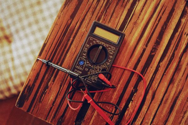 La tension électrique expliquée simplement : tout ce qu'il faut savoir